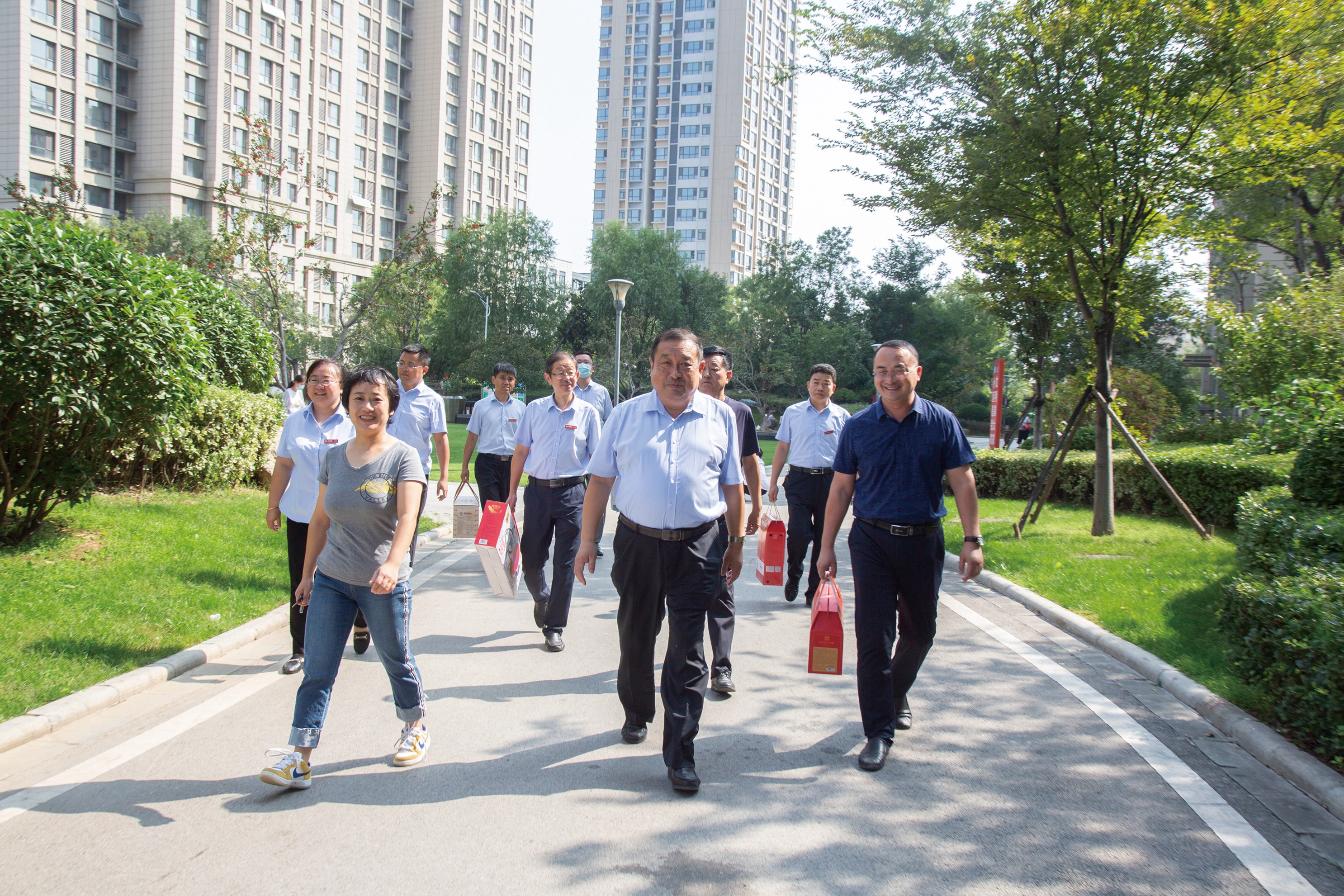 集團(tuán)領(lǐng)導(dǎo)中秋前夕走訪慰問(wèn)駐外員工家屬