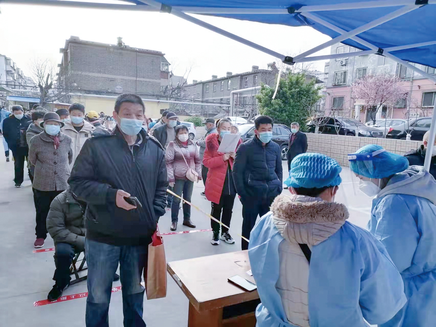 全力配合社區(qū)開(kāi)展核酸檢測(cè)工作