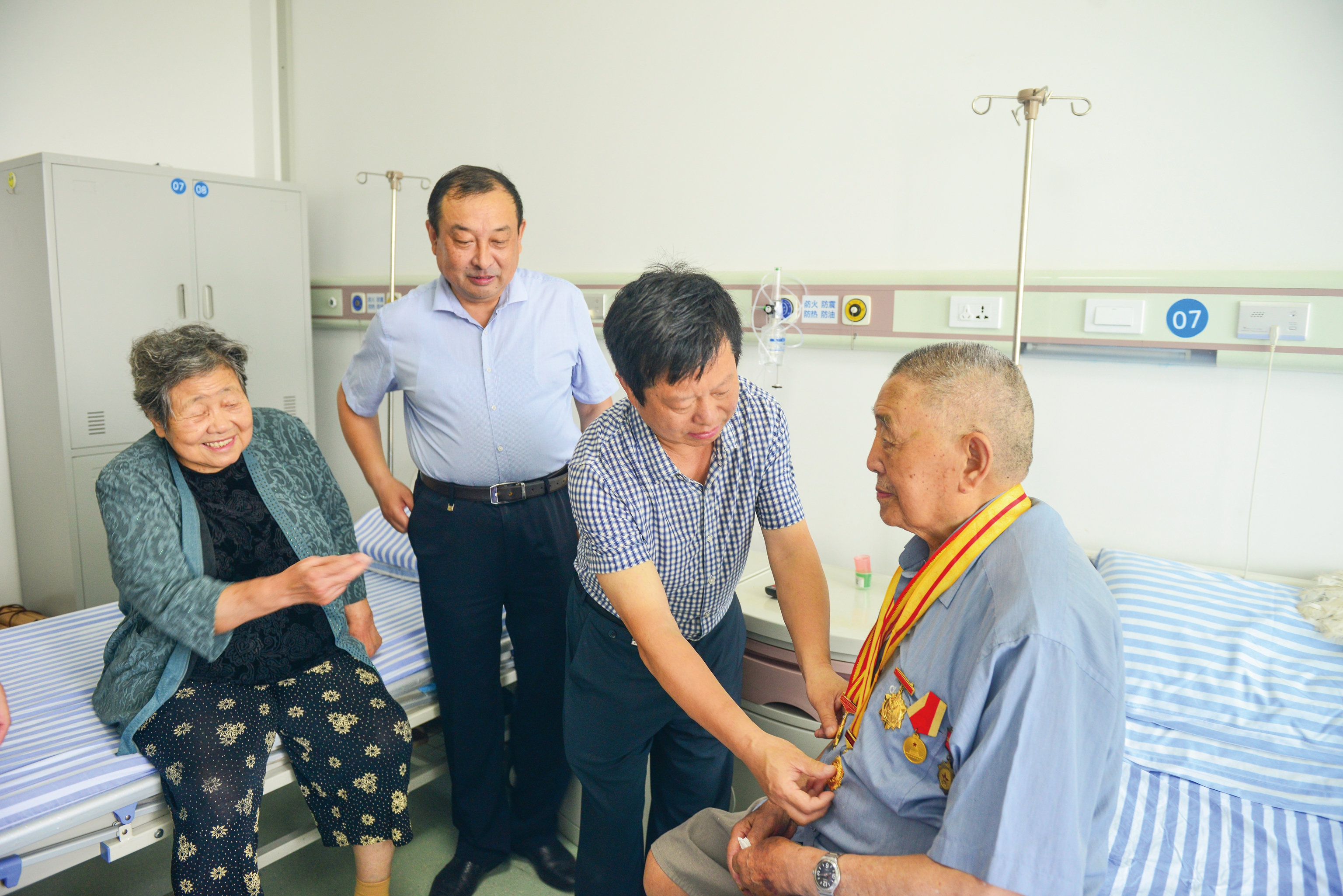 集團(tuán)領(lǐng)導(dǎo)走訪慰問(wèn)離休轉(zhuǎn)業(yè)老干部