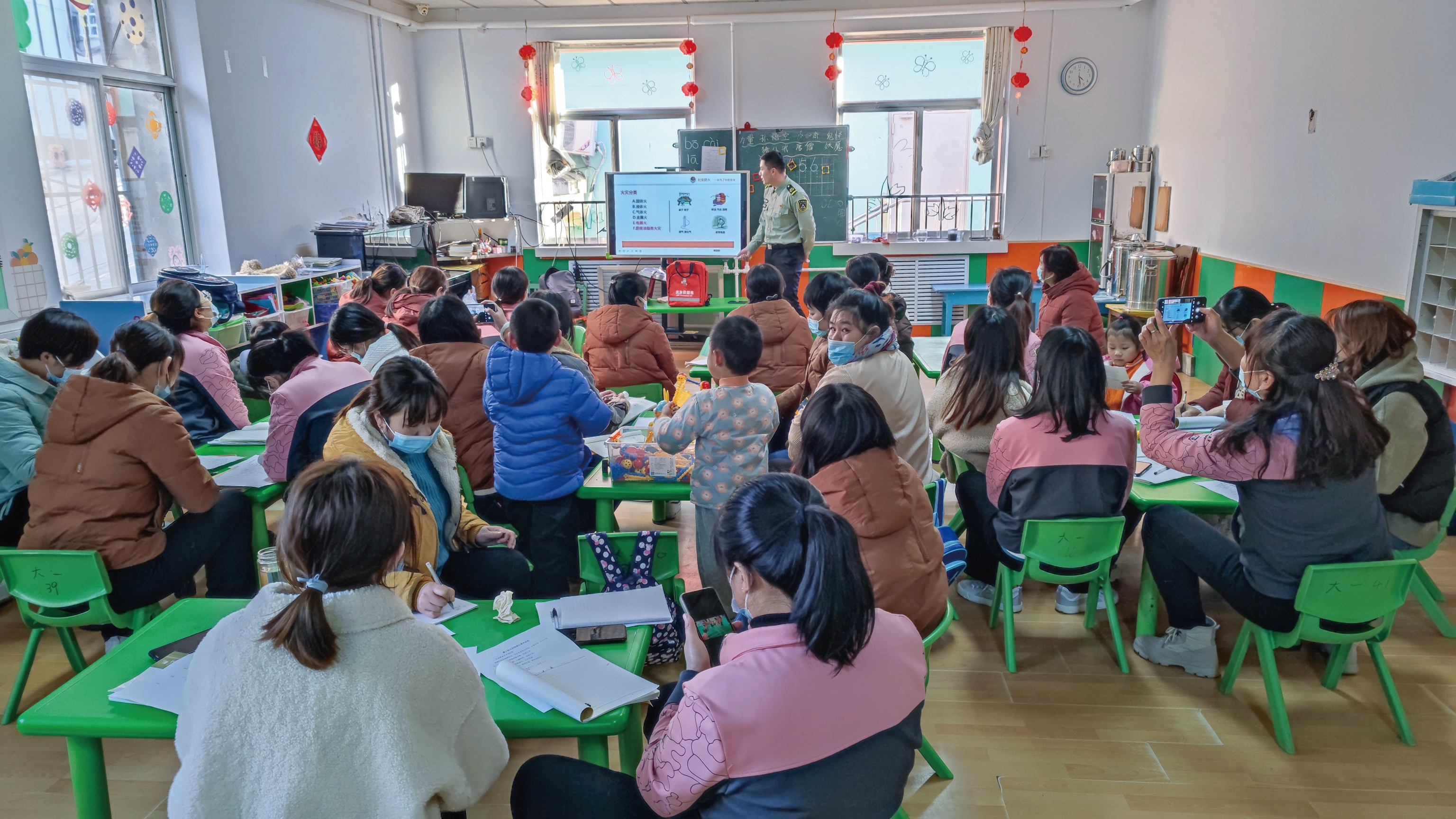 建工幼兒園舉行消防培訓(xùn)及演練活動(dòng)