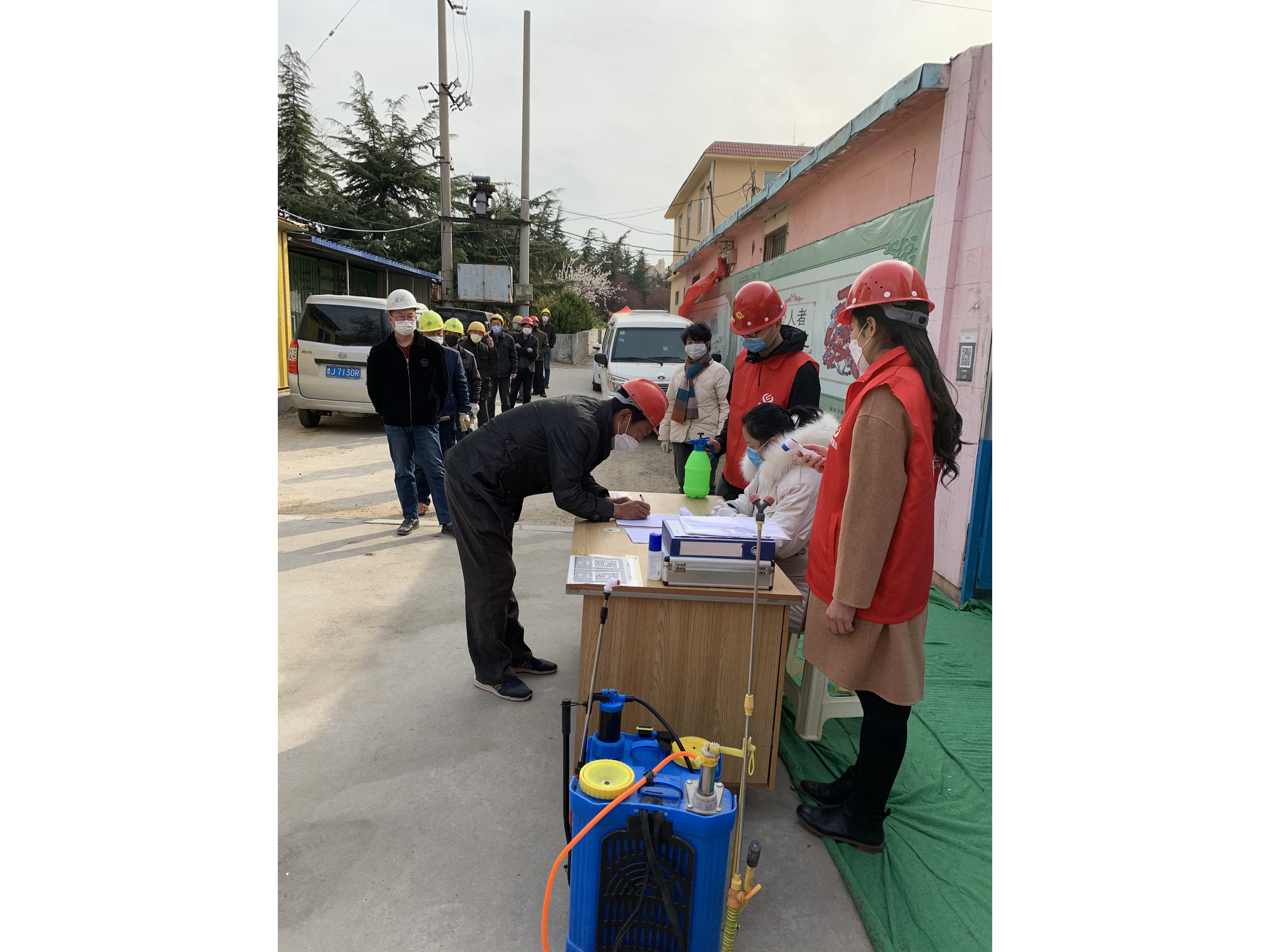 青年志愿服務(wù)隊(duì)在防疫點(diǎn)執(zhí)勤