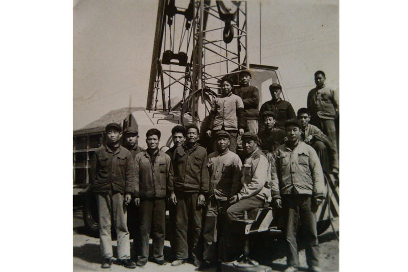 公司老照片-自行研發(fā)的第一部移動(dòng)式塔吊