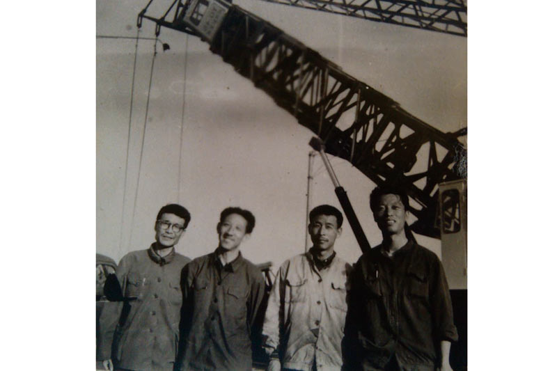 公司老照片-45噸鏈軌式向陽(yáng)吊一次試車成功