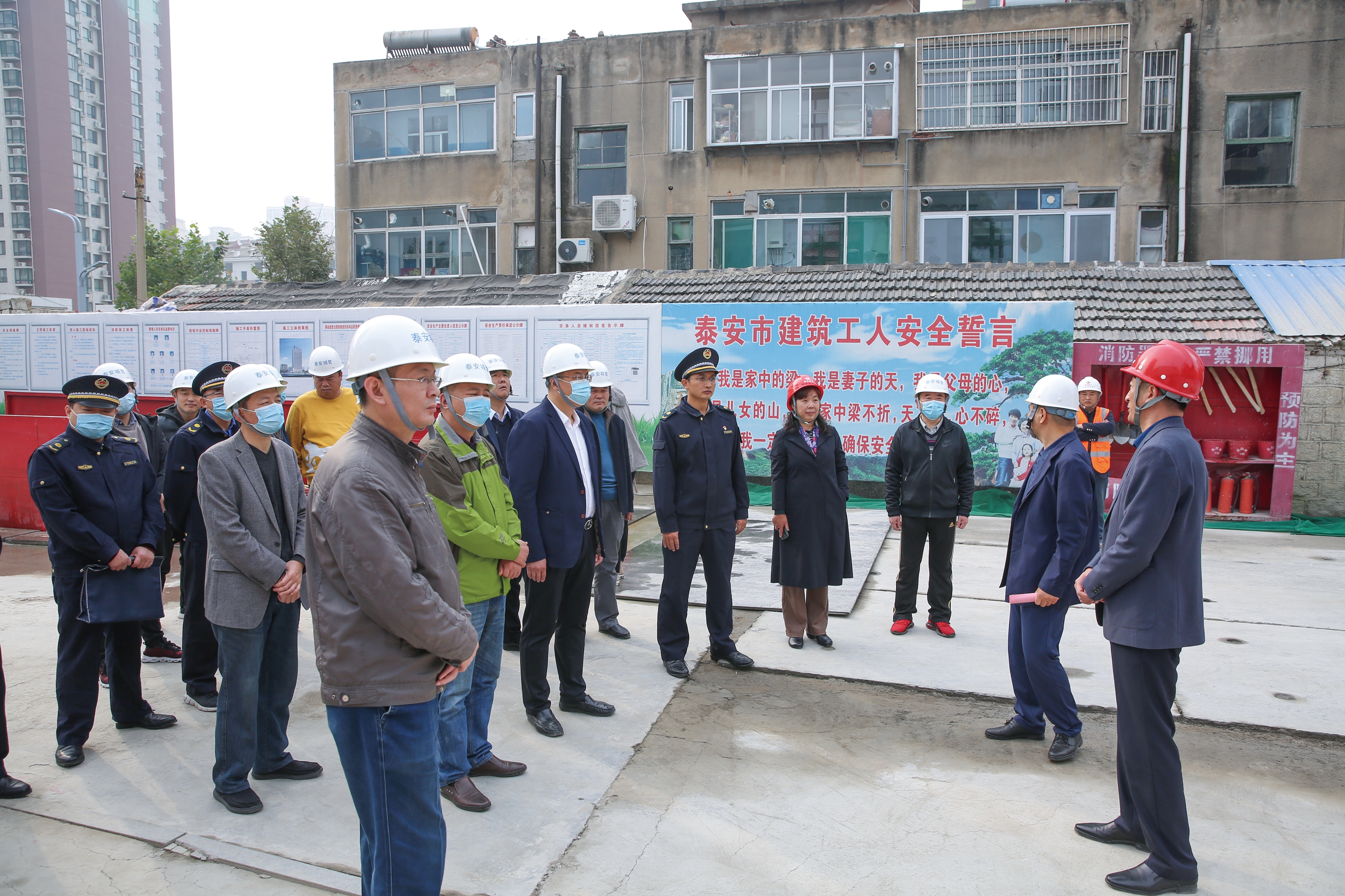 市城管局進(jìn)泰建集團(tuán)工地開展黨史教育活動暨安全培訓(xùn)