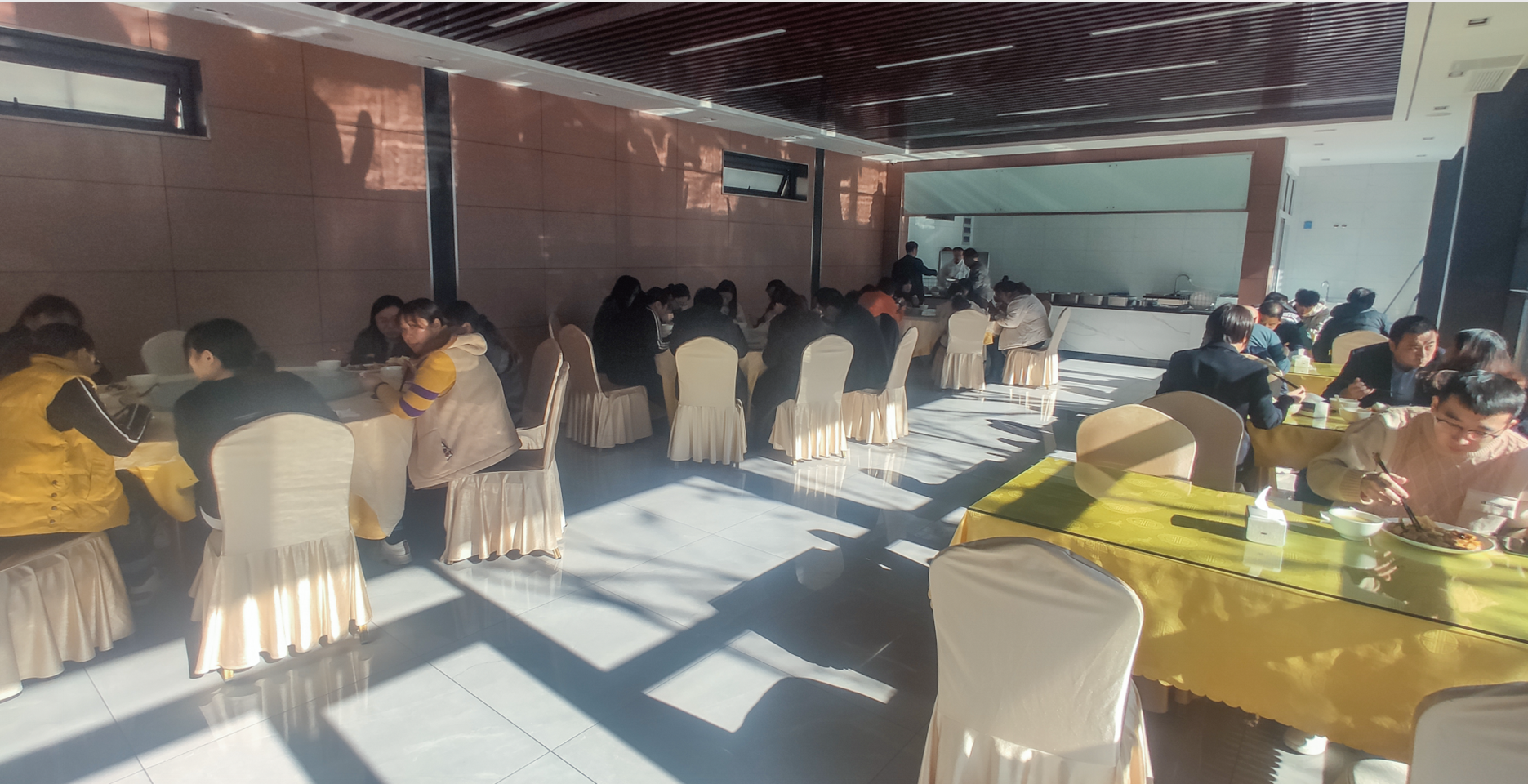 集團(tuán)公司職工食堂全新升級(jí) 環(huán)境舒適營(yíng)養(yǎng)均衡