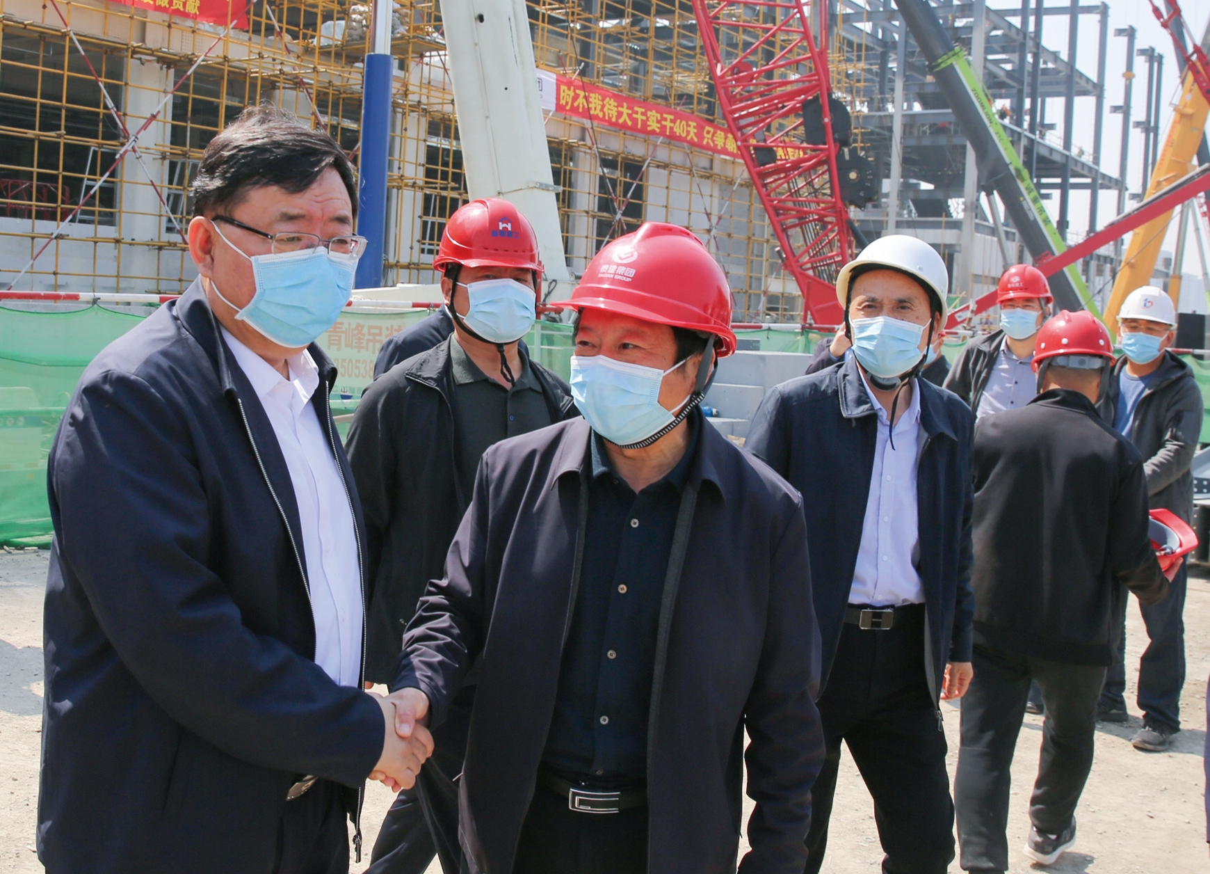 市委書記楊洪濤調(diào)研泰建集團方艙醫(yī)院建設(shè)項目