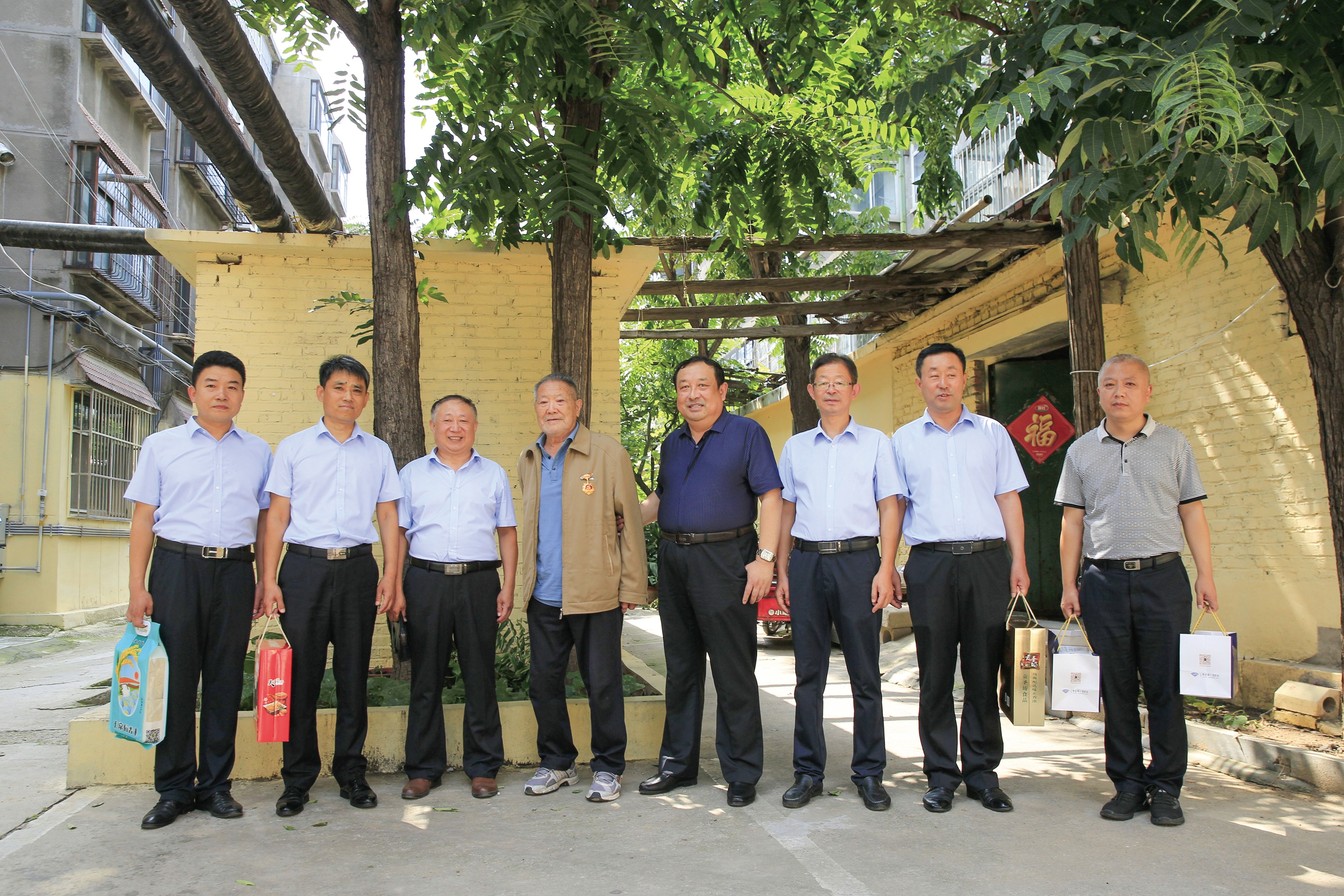 集團(tuán)領(lǐng)導(dǎo)“八一”期間看望軍轉(zhuǎn)干部及參加抗美援朝老同志